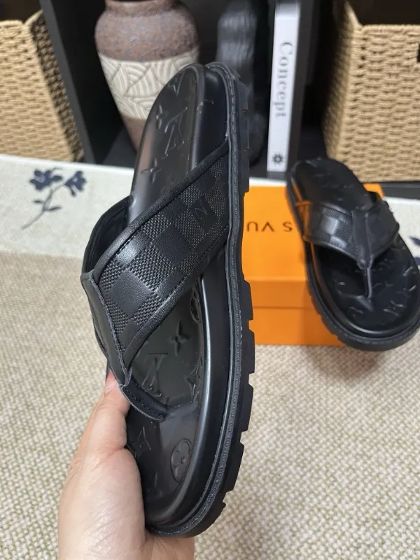 P270🏆Louis Vuitton 🏆[Louis Vuitton] Spring/Summer 2025 [Men's Flip Flops] 🎯🎯As an active family in the fashion industry ⭐ Lv is characterized by bold innovation ⚡Create this casual business style for Chinese fashionable men ✨The fabric is made of imported high-grade cowhide 🔥 Clean and neat ⚡Fashionable and elegant🌹Breathable, sweat-absorbent and deodorant👈So luxurious, high-end and domineering. 👍Must be sold if you repost the picture. Number of yards: 38--46. Color: 🎉 For large quantities. Welcome to repost.